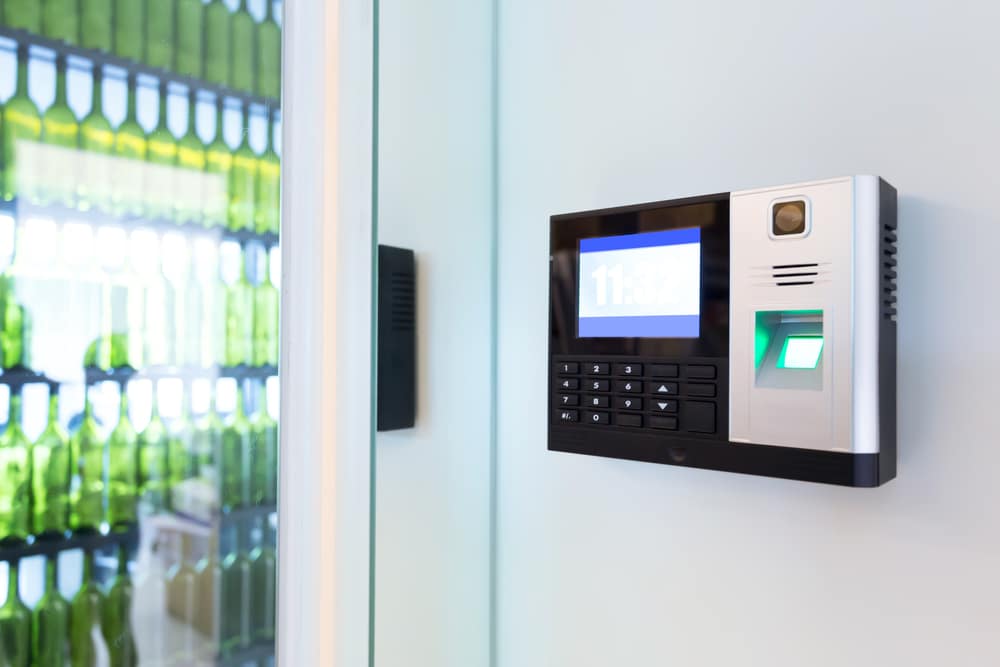 Biometrisch toegangscontrolesysteem met codepaneel en vingerafdrukscanner voor deurbeveiliging